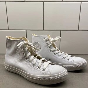 Converse - Helt nya och oanvända Converse i äkta läder, säljer pga av att dom va för stora. Buda i kommentarerna, köparen står för frakt