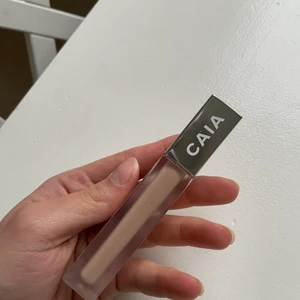 Caia concealer, N2 - Säljer en concealer från Caia, använd ett fåtal gånger. Färg: N2. 