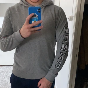 Jack & Jones hoodie M - En fin jack & Jones hoodie med rosdetaljer i storlek M. Hoodien är i gott skick. Nypris: ca 400kr