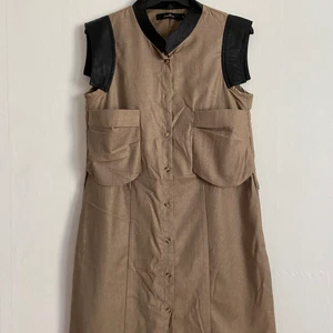 Klänning med fina detaljer - Klänning i fint skick och fina detaljer. Finns hål på sidorna där man kan stoppa in ett mindre skärp. 