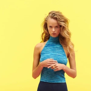 Trendig topp från Zara - Trendig blå topp från Zara, som är helt slutsåld på hemsidan. Säljer en i storlek S, vid bra bud. Helt ny, med prislappen kvar. Skriv för bilder på mitt plagg🦋🦕🤍