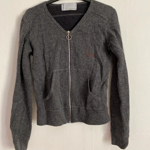 Elvinetröja i ull - Elvine-tröja med dragkedja och fickor i 55% ull. Lite nopprig men annars i fint skick!