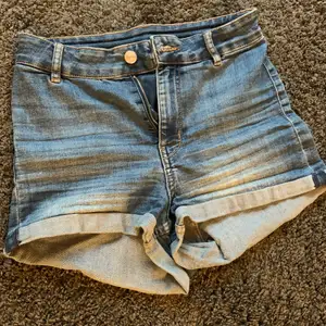 Två par shorts ifrån Gina Tricot! Använda 1 sommar men är i helt okej skick! Storlek S på båda! Frakt tillkommer!💕