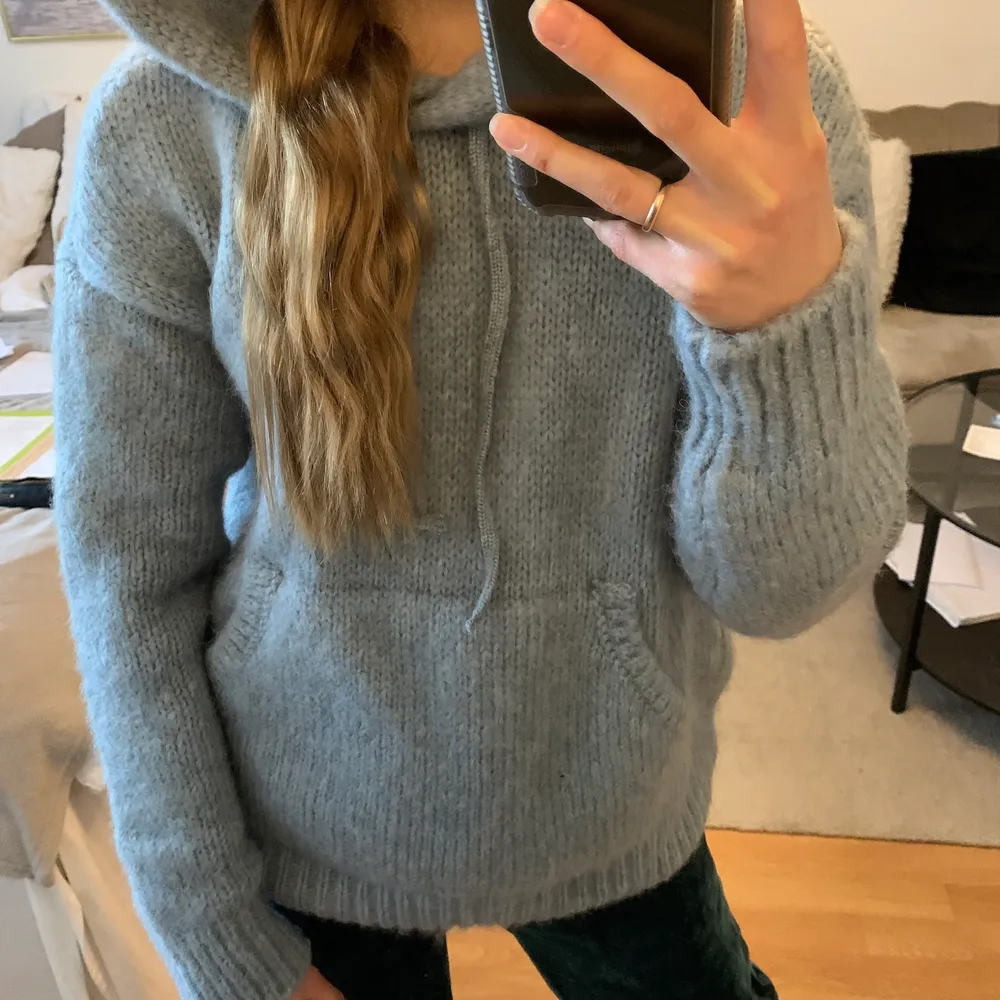 Har bud på 380kr nu ‼️Ljusblå hoodie från zara. Den är helt oanvänd och är i ett superskönt material. Storlek s men passar både xs och m beroende på hur man vill ha den. Slutsåld på hemsidan. KÖP DIREKT FÖR 450kr. Stickat.