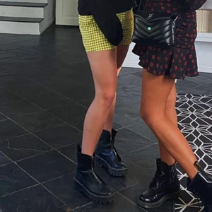 Boots / kängor - Säljer dessa coola boots med dragkedja! Köp direkt för 500kr eller buda från 250kr! Sjukt snygga till kjol/shorts/klänning!🥰