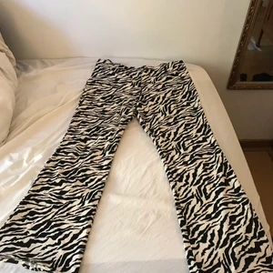 Motel rocks zebrabyxor - (Andra bilden lånad från hemsidan) Ett par skitballa Zebrabyxor från motel rocks som Jag köpte i vintras men bara användt 1 gång🌼 Nypris ca 700kr +frakt✨ jag är 171cm och på andra bilden kan ni se hur långa dom är på mig💕 Köparen står för frakt