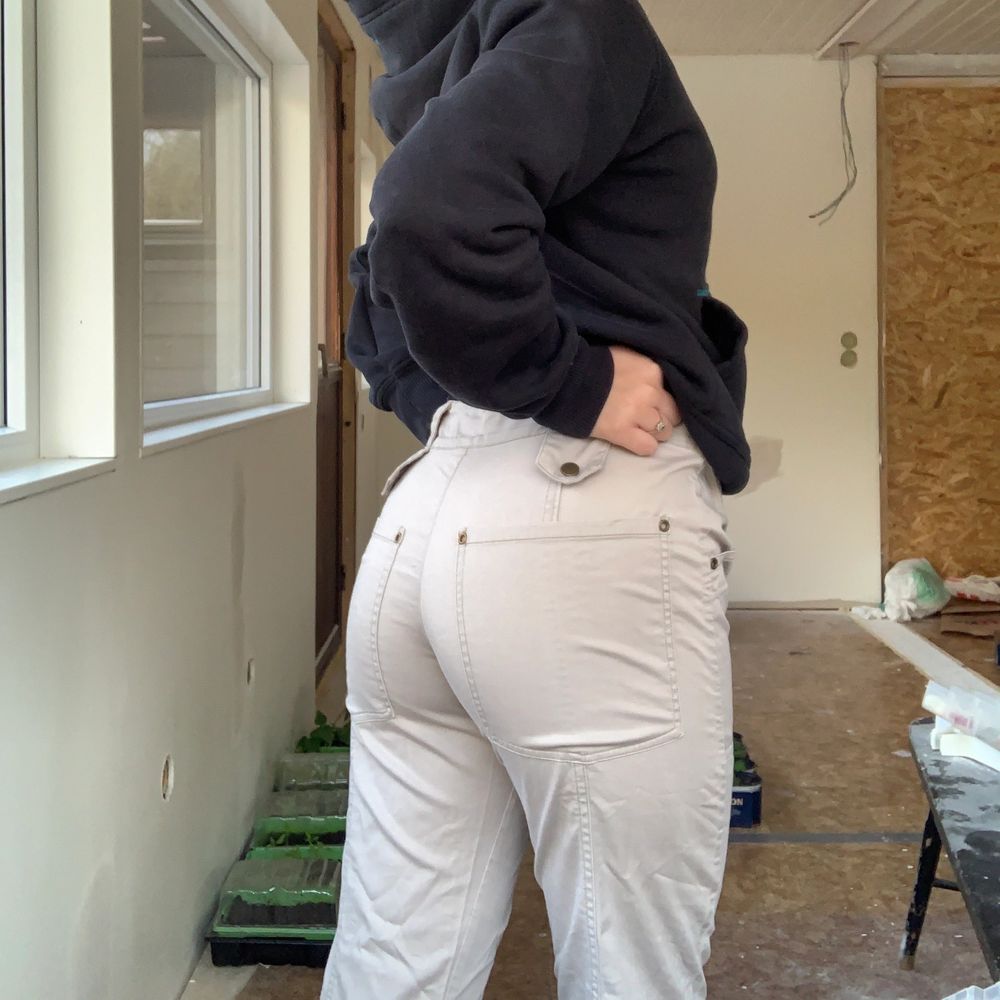 Ett par lågmidjade byxor ifrån vila med bootcut passform. Dom är i färgen beige och nästan helt oanvända. Inga slitningar etc. Det är storlek M men passar mig som har storlek S om jag har ett skärp i midjan. Jätte fina byxor men jag använder dom inte så ofta så känner att det är dax att säljas.. Jeans & Byxor.