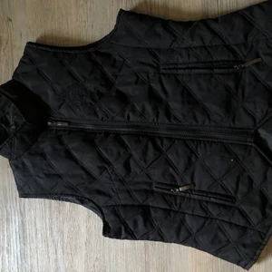 Fin väst  - Säljer min fina väst då jag aldrig använt den därmed oanvänd hör av er för frågor❤️