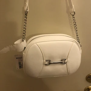 Väska - En söt väska för alla åldrar. Oanvänd med prislappen fortarande kvar. Nypris 200kr men säljer för endast 50kr