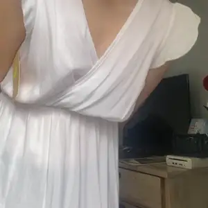 Säljer denna fina, vita klänning då den inte kommer till användning. Passar perfekt nu till sommaren. Köpt i Polen för ca 85 zloty. Köparen står för frakten 🦋