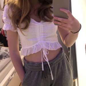 Vit snygg topp - Vit snygg topp som tyvärr är för liten för mig (min kompis på bilden)! Den är skön och najs helt enkelt🤪💕Prislapp kvar!! Helt oanvänd (förutom testad)!! Den är liten i storleken, ungefär som en S💕
