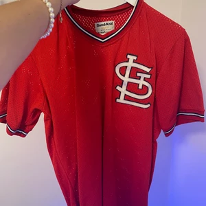 Sportig röd tshirt - As cool tshirt som jag köpte på vintage för några månader sen, säljer pga att den inte är min stil längre tyvärr ❤️