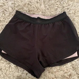 Shorts  - Svarta shorts med inne byxor 