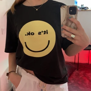 Smiley tshirt - Säljer min as snygga smiley tshirt som jag köpte på h&m för ett tag sen💞 den är i storlek M men sitter perfekt på mig som är en s/xs 