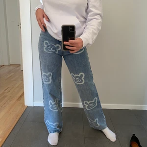 Teddy Jeans - Super söta jeans med teddybjörn tryck från SHEIN. 🐻Jag är 163 cm och de passar perfekt men kommer ej till användning. Storlek S. Säljer de för 100kr då de är i ny skick, kan mötas i stockholm annars står du för frakten💕