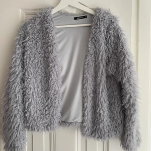 Kofta - Pälsliknande kofta, grå. Fint skick. Strolek M men skulle mer säga S