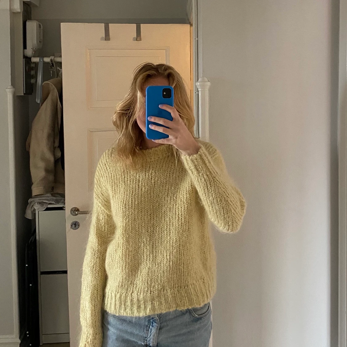 Gul stickad tröja i mohair