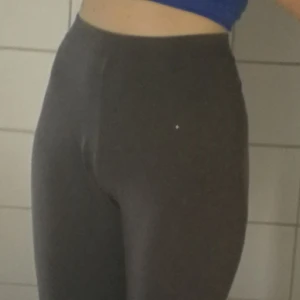 Byxor  -  Mörkgrå thights från GinaTricot.  Bra skick.  Jag säljer för att de inte passar :)  XL men de är mest stora i midjan men det är väldigt enkelt att sätta upp eller sy in :)   (15 kr, går att pruta, köparen står för frakt)