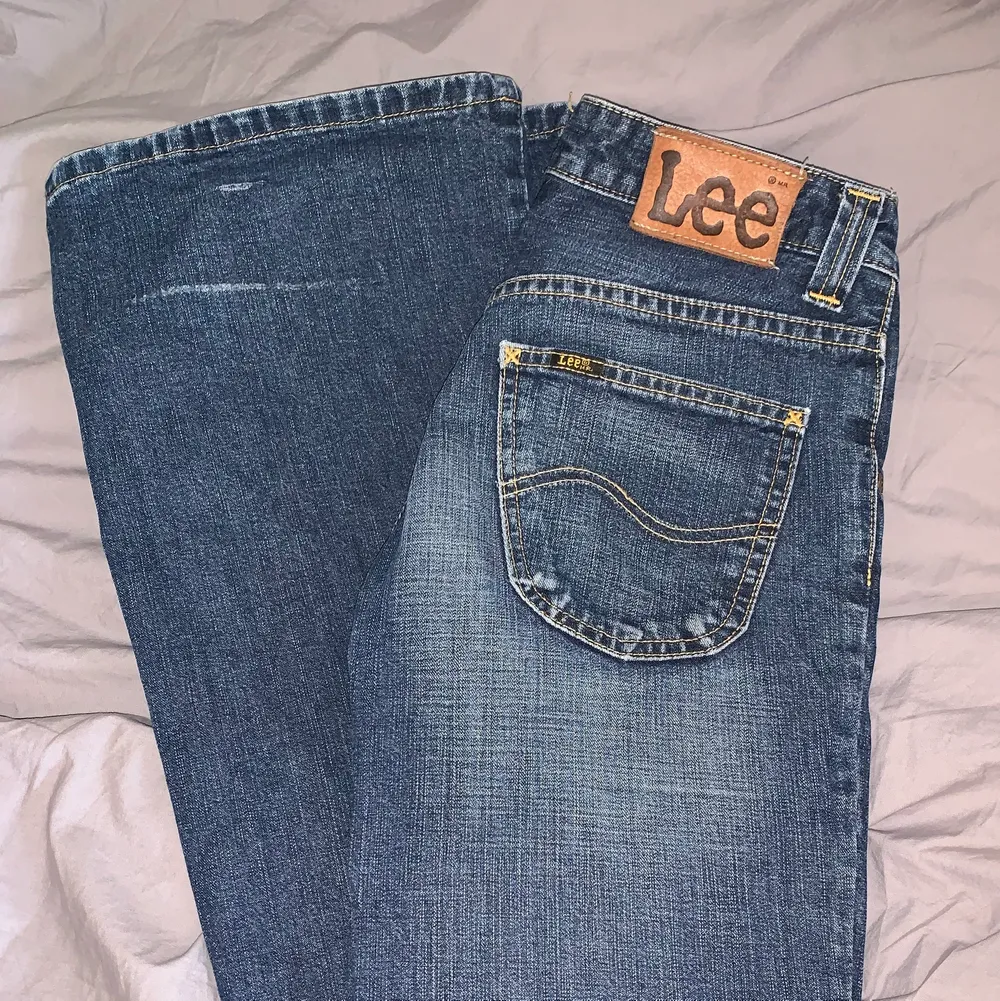 Så fina lågmidjade lee jeans! 💞                 Jag säljer för att de tyvärr är lite för stora för mig. . Jeans & Byxor.