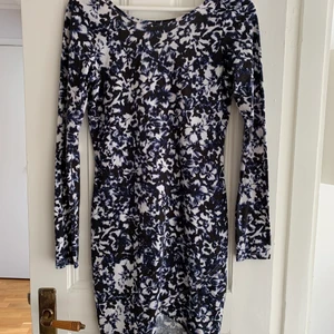 Klänning - Tajt klänning. Knappt använd. Öppen rygg.