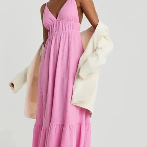 Rosa klänning  - Intresse koll på denna slutaålda klänning, aldrig använd, prislappen sitter kvar! Kontakta mig och skriv ett bud! Kan ej se kommentarer så kontakta mig privat