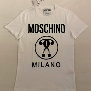 Moschino T-shirt. storlek 44 vilket motsvarar S. Cond 10/10 helt ny! Nypris 1399:-