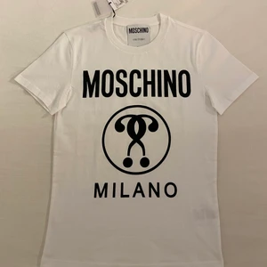 Moschino t-shirt  - Moschino T-shirt. storlek 44 vilket motsvarar S. Cond 10/10 helt ny! Nypris 1399:-