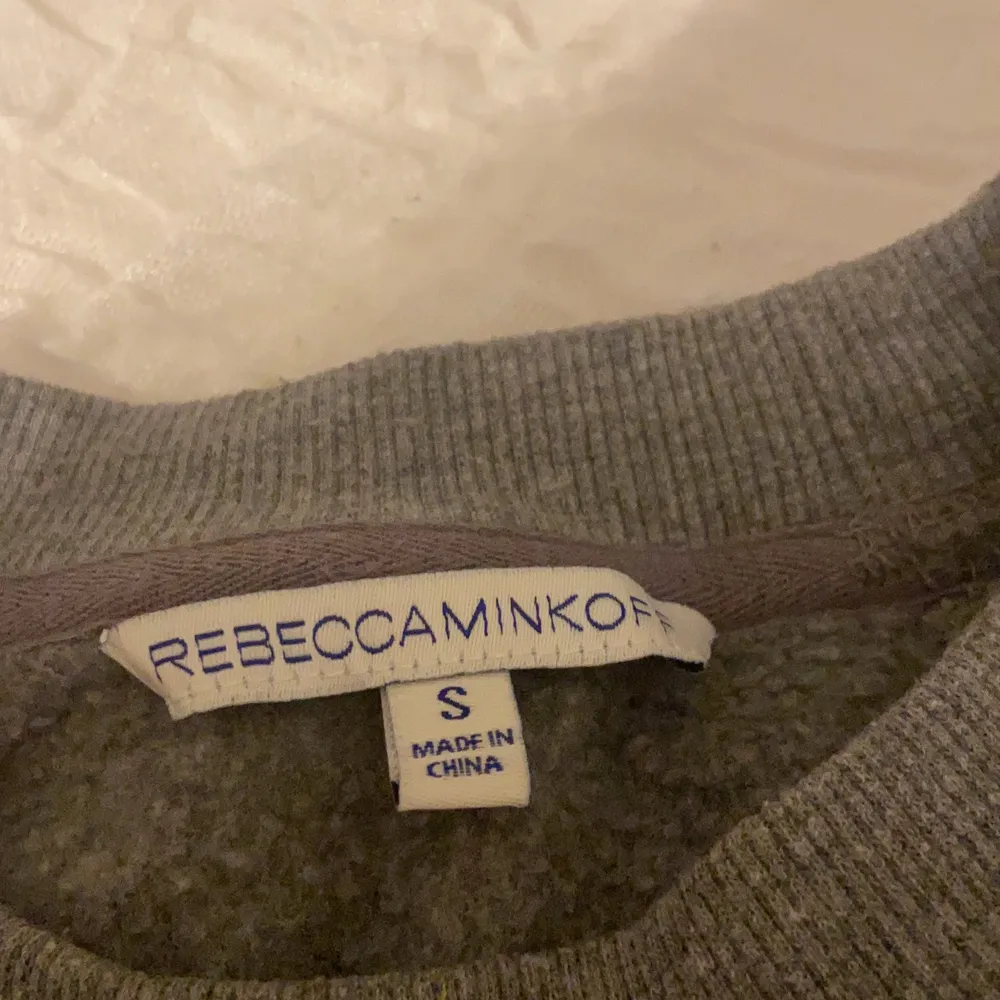 Super fin och bekväm sweatshirt från Rebecka minkoff med ett coolt tryck, har endast används ett fåtal gånger;) priset kan diskuteras 🥰. Tröjor & Koftor.