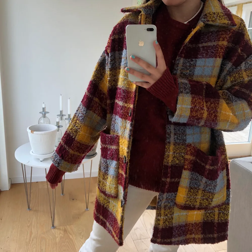 Rutig kappa från monki i lite oversized modell, går till mitten av låret på mig som är drygt 1,70, köpt hösten 2019 men i fint skick. Storlek XS men som sagt oversized. Köparen står för frakten. Jackor.