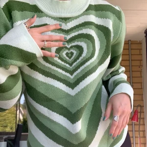 Heartwavetröja - Aldrig använd till och med lappen kvar. Det är storlek L men den är väldigt liten i storlek, ni ser hur den sitter på mig och jag brukar ha S. Kom ihåg att bud är bindande, så om du lägger ett bud och ingen lägger över det måste du betala!