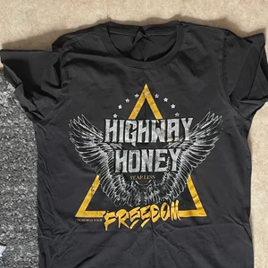 Gina t-shirt - Plagget är jättefint till sommaren och enkelt att styla!