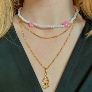Blomhalsband - Handgjort och somrigt blomhalsband med fyra rosa blommor (finns även möjlighet att göra i andra färger; kolla på andra bilden)🧚‍♀️✨ Halsbandet är 35 cm långt (går att göra i önskad längd) och är gjort av elastisk tråd och sitter ihop med hjälp av ett guldspänne🥰  Det kostar 50kr + frakt som ligger på 12kr!💓 Kolla in min profil för fler fina smycken!!☺️ 