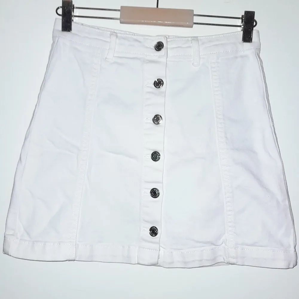 En vit jeans kjol från Gina tricot storlek 36 i bra skick . Kjolar.