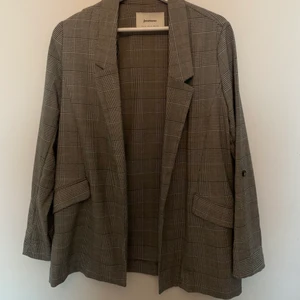 Kavaj - En rutig kavaj i storlek S som säljs pågrund av för lite användning! Jätte fint skick och köparen står för frakten💓