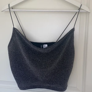 Topp - Glittrig topp från H&M. Perfekt att ha på fester osv. Den är bekväm att ha på sig, glittret kliar eller känns ej på insidan av toppen. Köparen står för frakten. Frakten är inte inkluderad i priset 💖