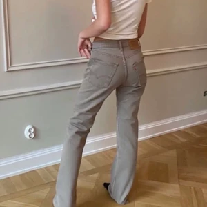 Levis jeans  - Riktigt snygga beiga vintage Levis jeans i den eftertraktade modellen 501💕 Buda privat eller i kommentarerna, se högsta budet i kommentarerna