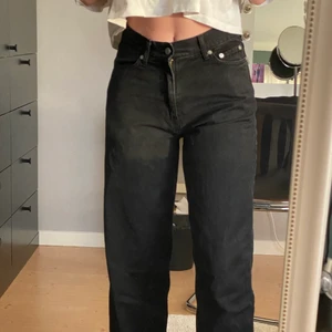 Nya weekday byxor - Helt nya weekday byxor som används en gång. De är midwaist , jag är 174 på bilden och önskar att de skulle vara lite längre därför jag säljer dom. Köparen står för frakt 💕