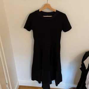 Fin oanvänd klännning från COS i stl S, bomull upptill och tyg och vidare nertill blå mudd i halsen och svart i övrigt  - Oanvänd men tvättad 