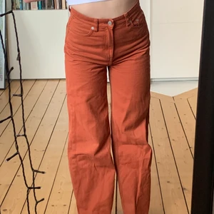 Weekday Ace  - Säljer mina Weekday ace som är i nyskick eftersom jag har för många jeans i samma modell!! Skitfin rostbrun/röd färg som passar perfekt nu till sommaren. Denna färgen säljs inte i butik längre. 