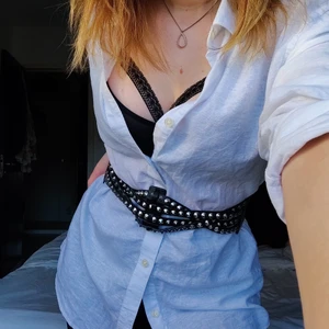 Midjebälte - Superfint bälte med nitar från Gina Tricot, köpt begagnat men har aldrig använt den själv. Fint skick och passar nog storlek S, sitter nog tajtare på M men man kan ställa in den själv med knappar!🌟