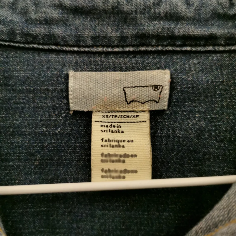 Levi's jeansskjorta dam storlek xs i fint använt skick. Finns i centrala Östersund. Jeans & Byxor.