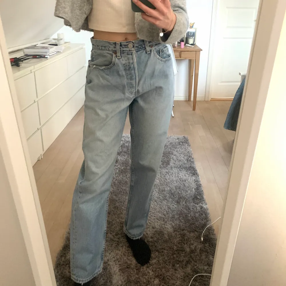 Så snygga och trendiga jeans från Levi’s. Dom är min mammas gamla från typ 80/90 talet så verkligen vintage!! Jättebra skick, säljer för att jag tycker dom är lite för korta på mig som är 175. Vet inte exakt strl men skulle gissa att dom är typ 38. Jeans & Byxor.