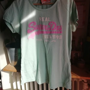 Superdry tröja - Äkta superdry tröja i jättegullig turkos färg :) Något urtvättad. 