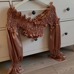 Croppad topp - Jätte fin och vårig topp som tyvärr inte kommer till användning, toppen är i nytt skick då jag glömt skicka tillbaks den☺️