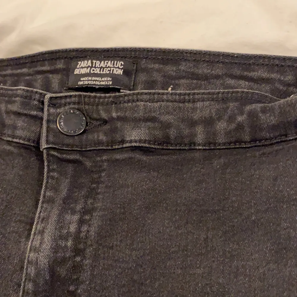 Säljer nu ett par av mina gamla favorit högmidjade jeans från Zara. Säljer nu för att de inte kommer till användning längre. De har en snygg rand på sidan, dom är i väldigt stretchigt material. Dock och tyvärr har de inga fram fickor. Perfekt längd för mig som är 166 cm. De är i storlek 38 men de är väldigt stretchiga. [Köparen står för frakten] . Jeans & Byxor.