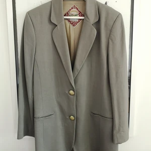 Oversized grå kavaj från Pret a Porter - Grå oversized kavaj från Pret a Porter i storlek 38. Använd men bra skick. 