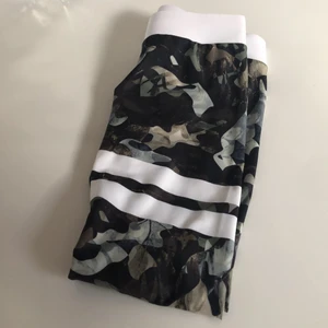 Stronger gym tights oanvända Medium - Helt oanvända militärgröna träningsbyxor från Stronger i Storlek medium