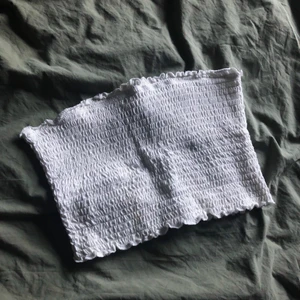 Tubtopp Bikbok🤎 - Somrig vit tub-topp från Bikbok🤎 knappt använd så i fint skick🥰 frakt tillkommer 