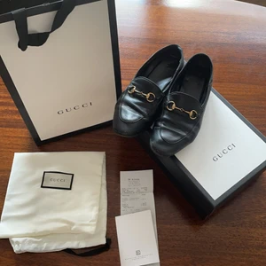 Gucci horsebite Loafers  - Säljer mina Gucci Loafers köpt på nk. Använt skicka men är bara att lämna in hos skomakaren för att fräsha upp. Kvitto, box, påse och allt finns. Nypris idag på dessa är 6500. Dessa köptes för 5590kr på nk. Skriv privat vid intresse. Vid bra affär kan pris diskuteras.
