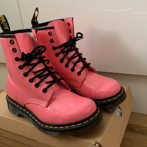 Rosa Dr Martens i lack, strl 38 - Rosa Dr Martens i nyskick, endast använda en gång utomhus eftersom de var små i storleken, frakt betalas av köparen💕🦋🧚